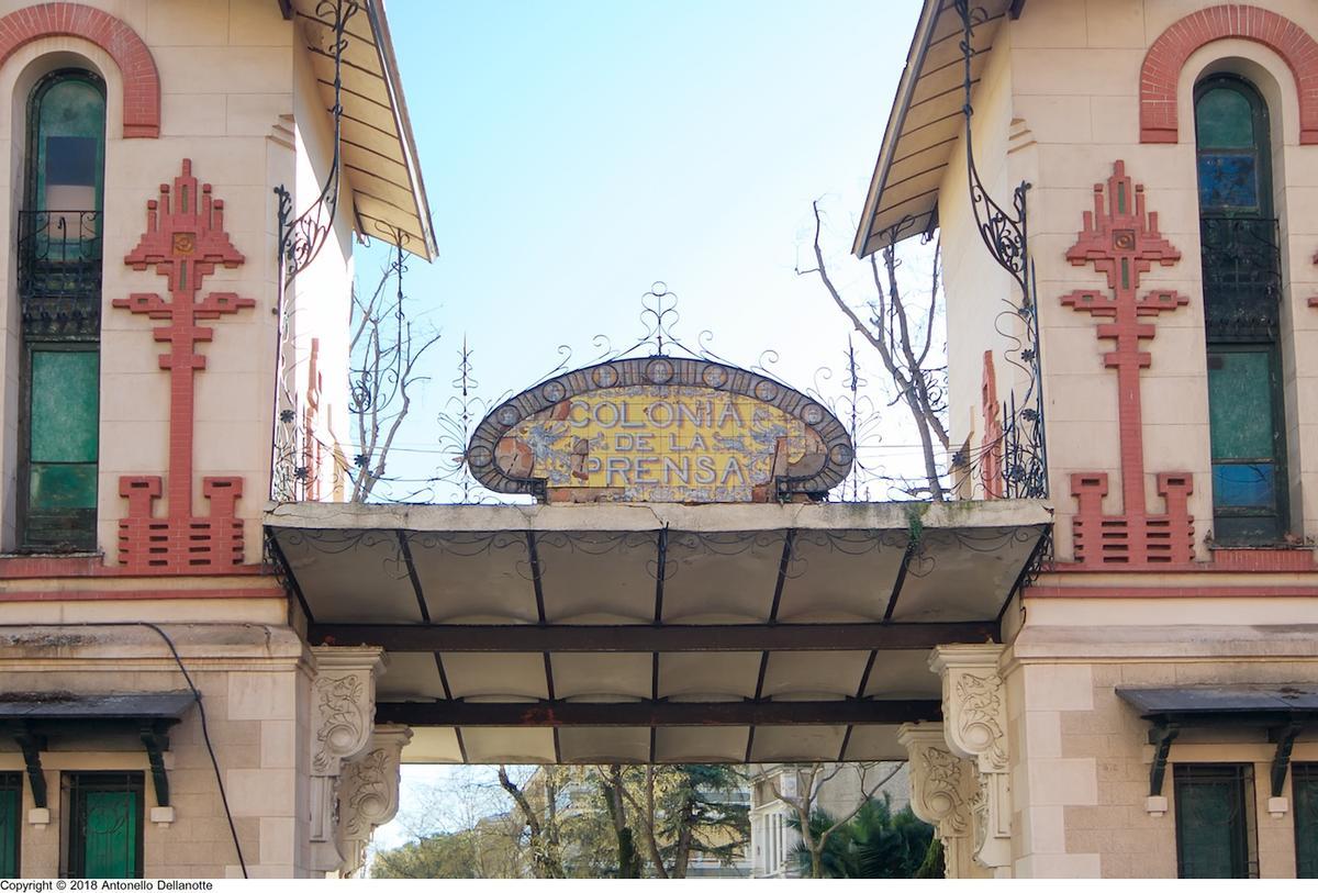 El arco de la Colonia de la Prensa pasará a ser titularidad municipal