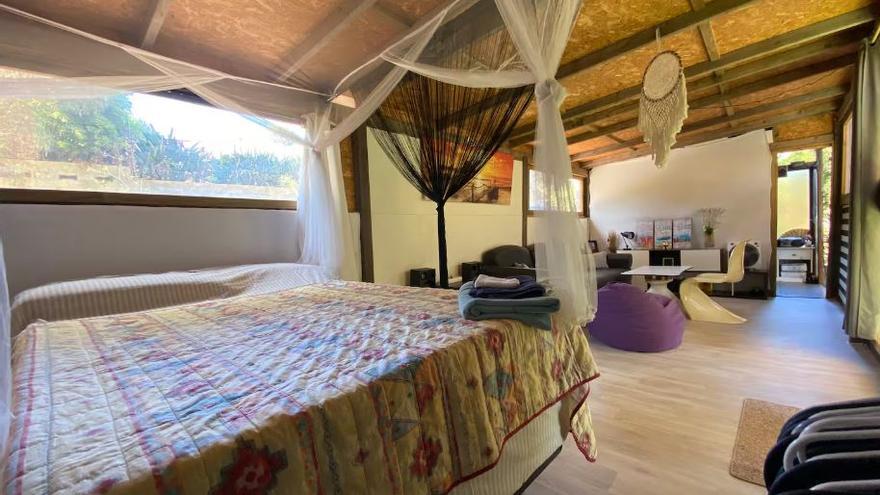 Galería: Alquilan una casa de madera en el bosque como vivienda turística en Ibiza