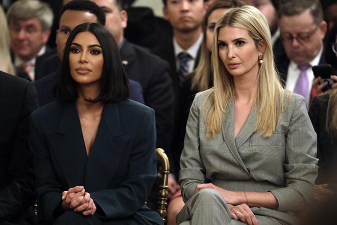Kim Kardashian e Ivanka Trump en un acto oficial presidido por Donald Trump, presidente de Estados Unidos