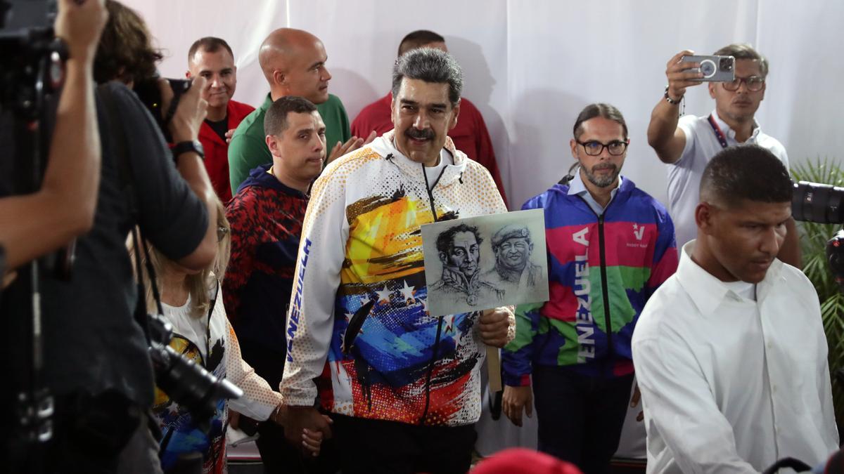 Maduro oficializa ante el ente electoral su aspiración a un tercer mandato presidencial.