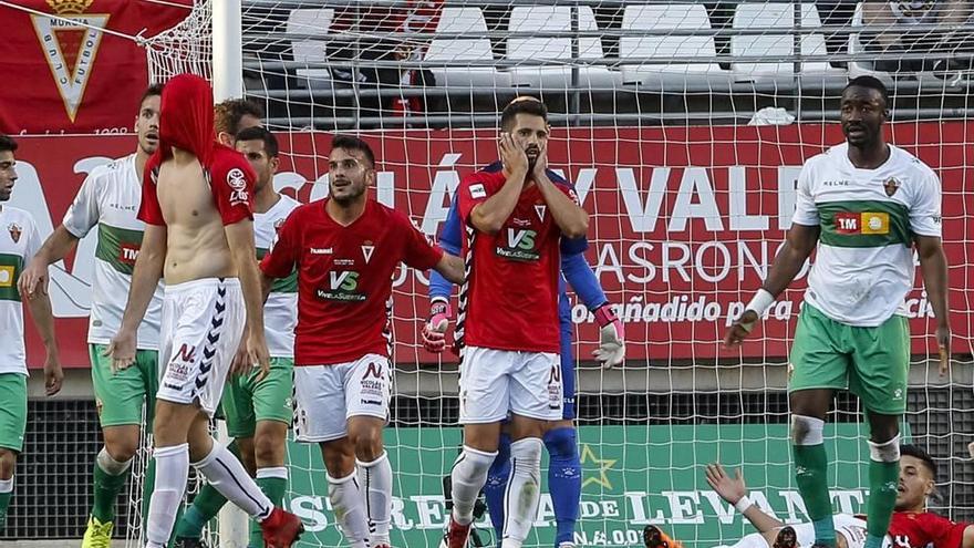 Los jugadores del Real Murcia se lamentan de una ocasión fallada durante el partido frente al Elche en Nueva Condomina.