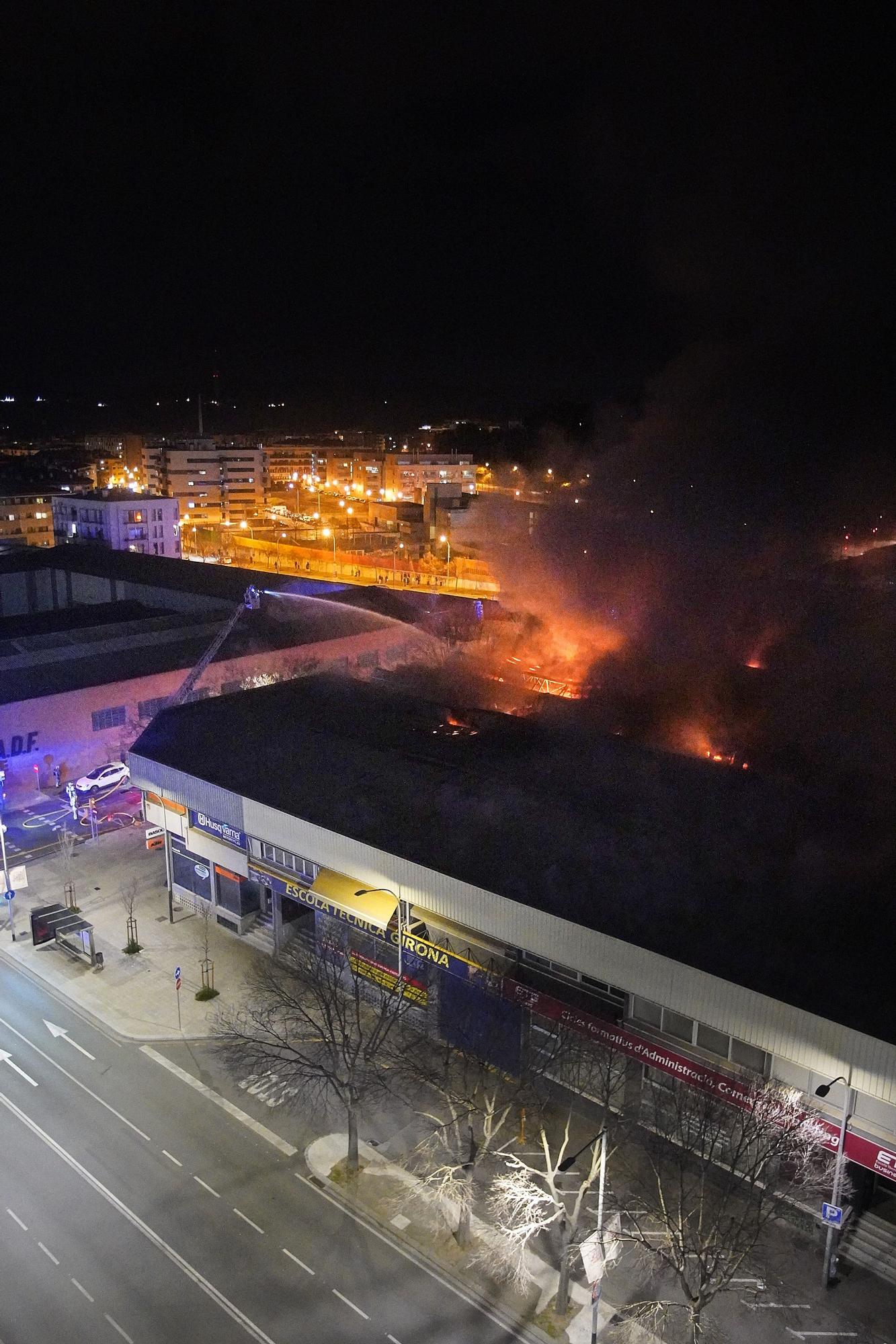 Espectacular Incendi en un concessionari de motos de Girona