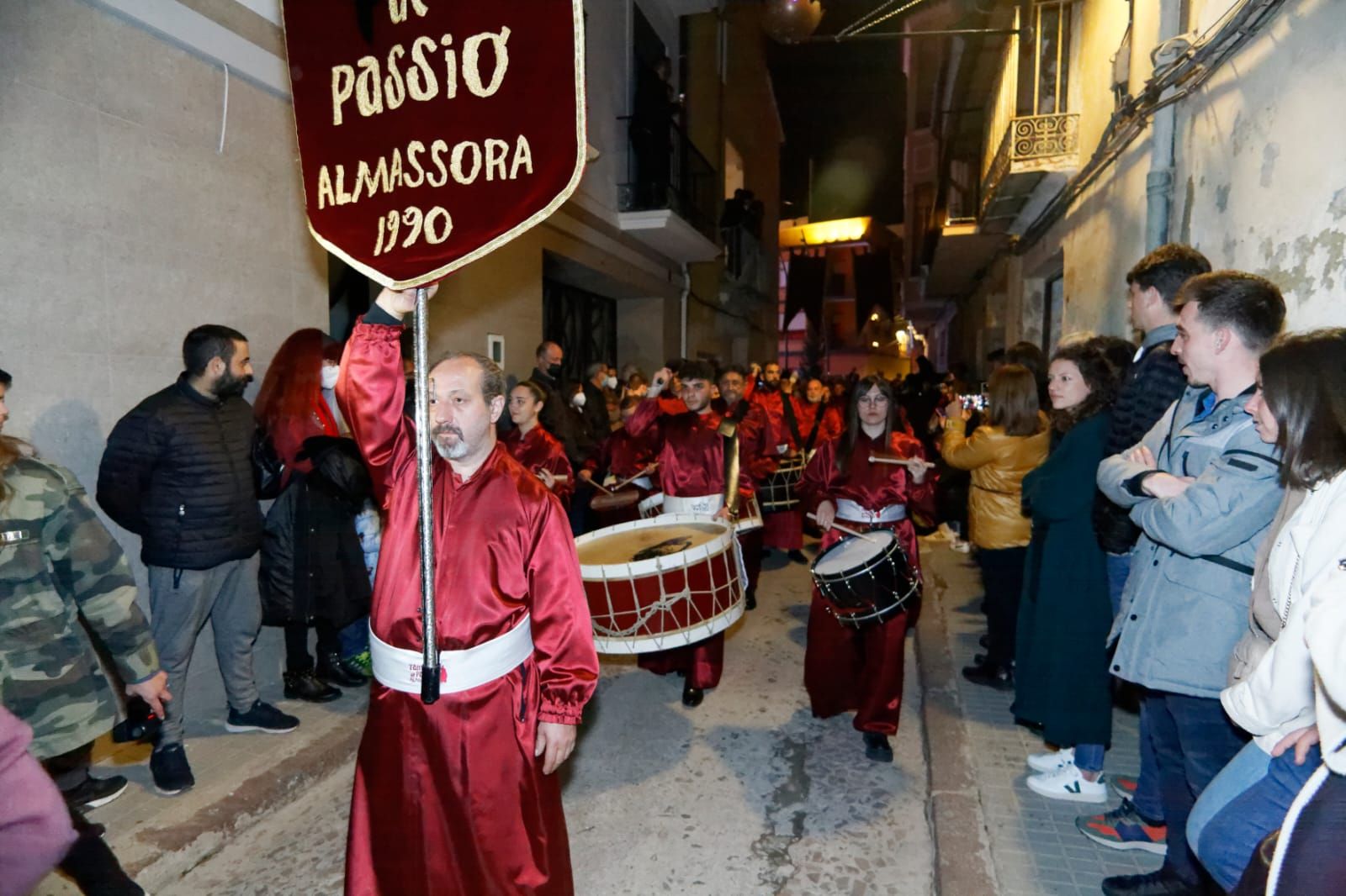 Els Tambors de Passió hacen vibrar Almassora en una noche mágica