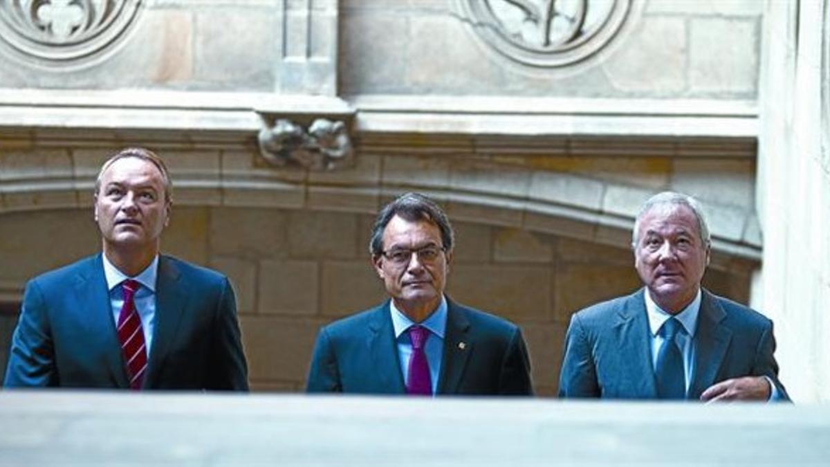 De izquierda a derecha, los presidentes de la Comunidad Valenciana, Catalunya y Murcia, Alberto Fabra, Artur Mas y Ramón Luis Valcárcel, ayer, en el Palau de la Generalitat.