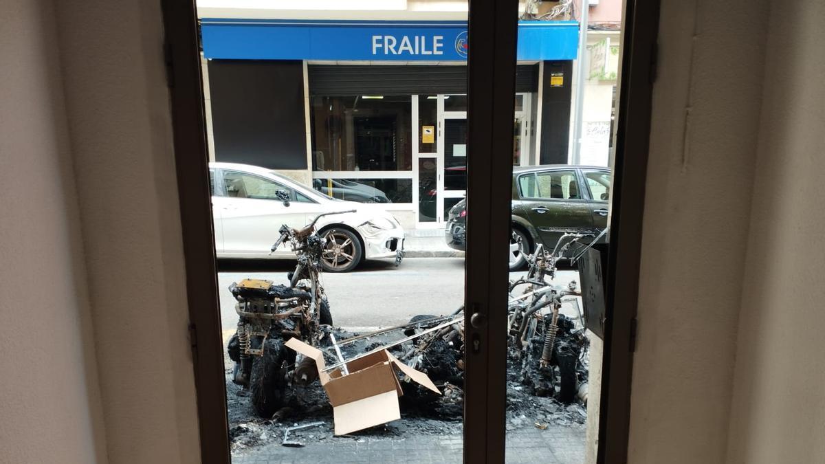 VÍDEO | Un incendio de tres coches y tres motos atrapa a varios vecinos de la calle Tiziano, en Palma