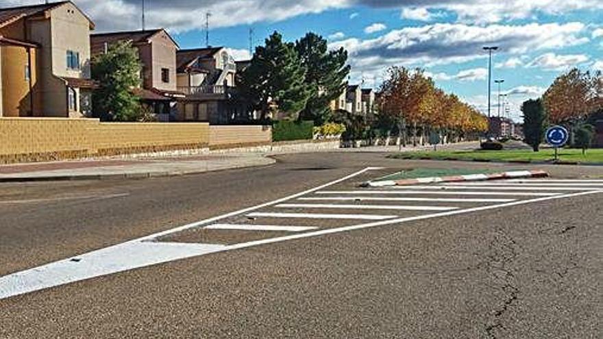 Isleta de la carretera de La Coruña recién pintada.