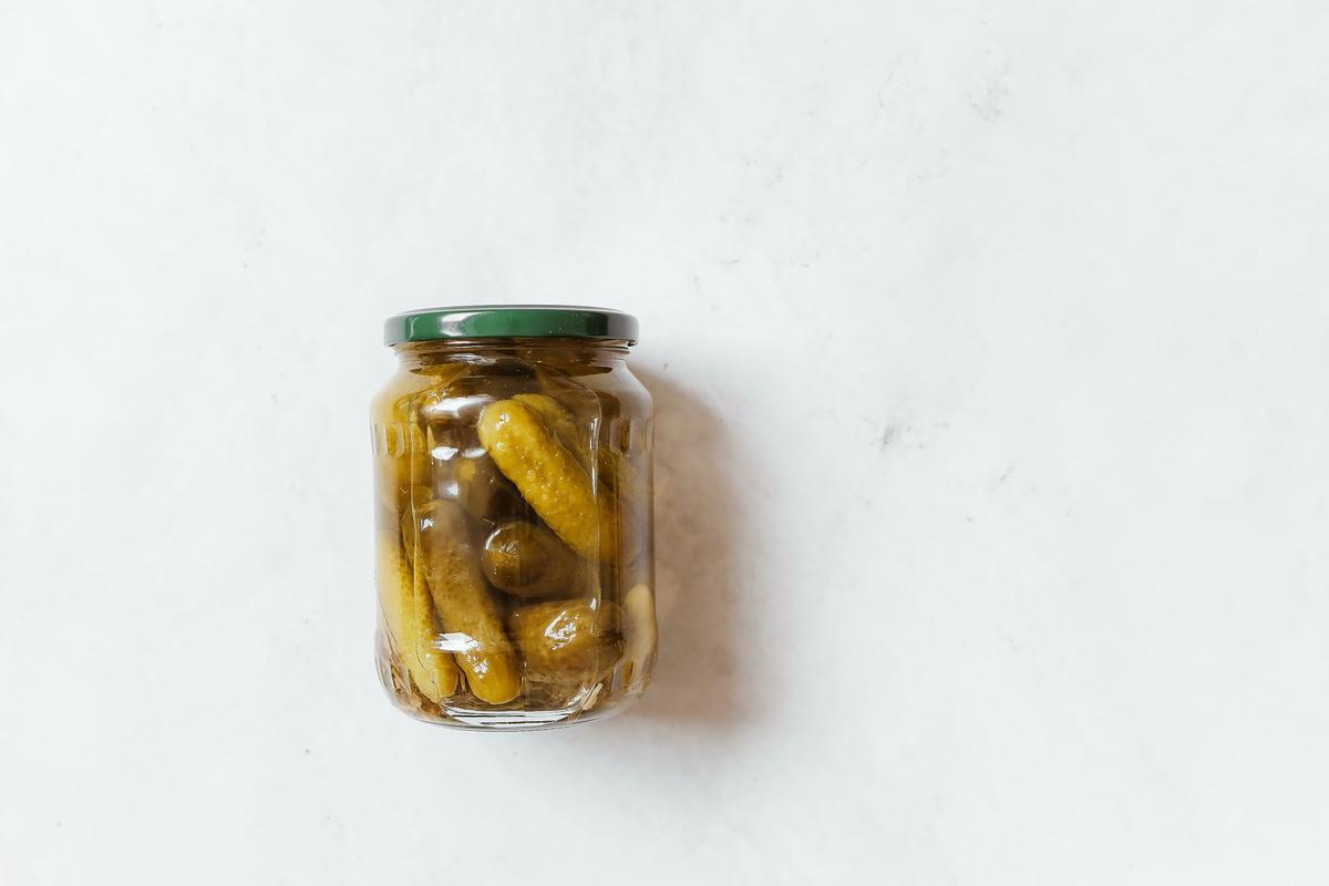 El vinagre es un conservante natural que ofrece una mayor vida útil a los alimentos en los que se encurte.