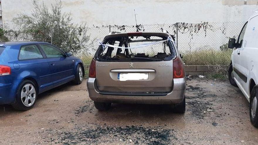 Un automóvil calcinado tras un incendio en Benicarló