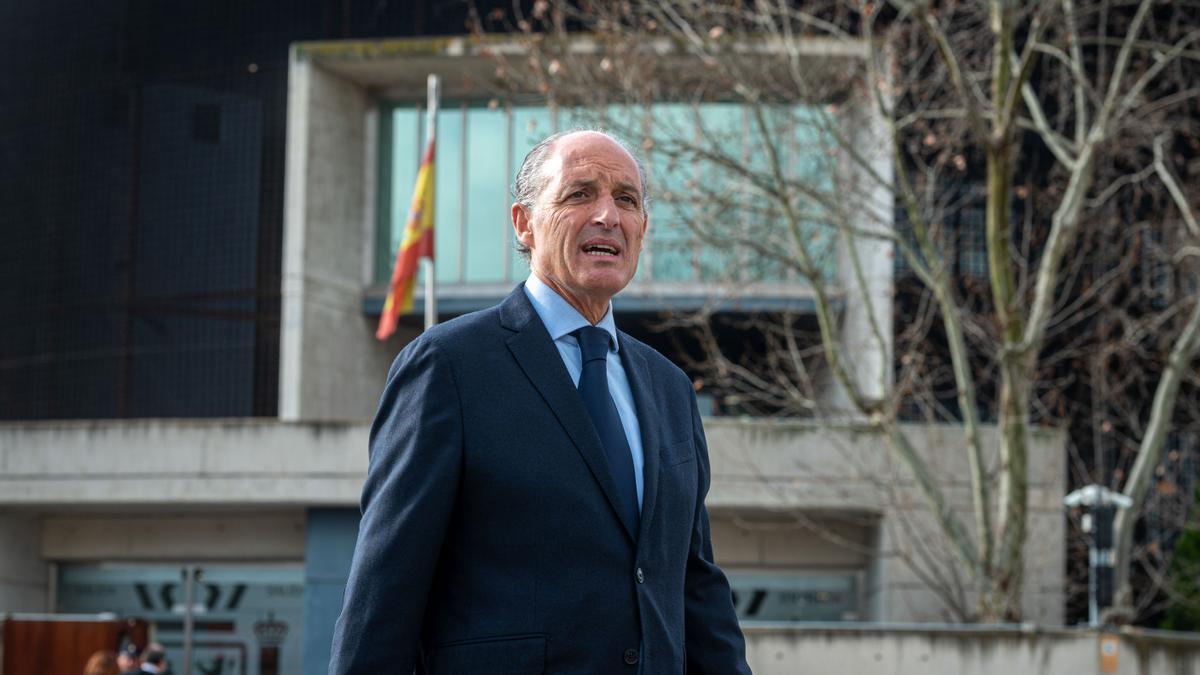 Francisco Camps frente a la fachada principal de la Audiencia Nacional, donde declaró el miércoles y ayer.