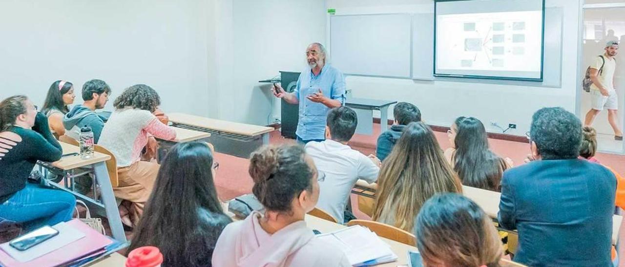 Costa y Brenda Itzel Checa Orrego, en los laboratorios de la Universidad de Florida en Panamá con un dispositivo de la empresa asturiana Dropsens. A la derecha, una de sus conferencias en Panamá ante universitarios.