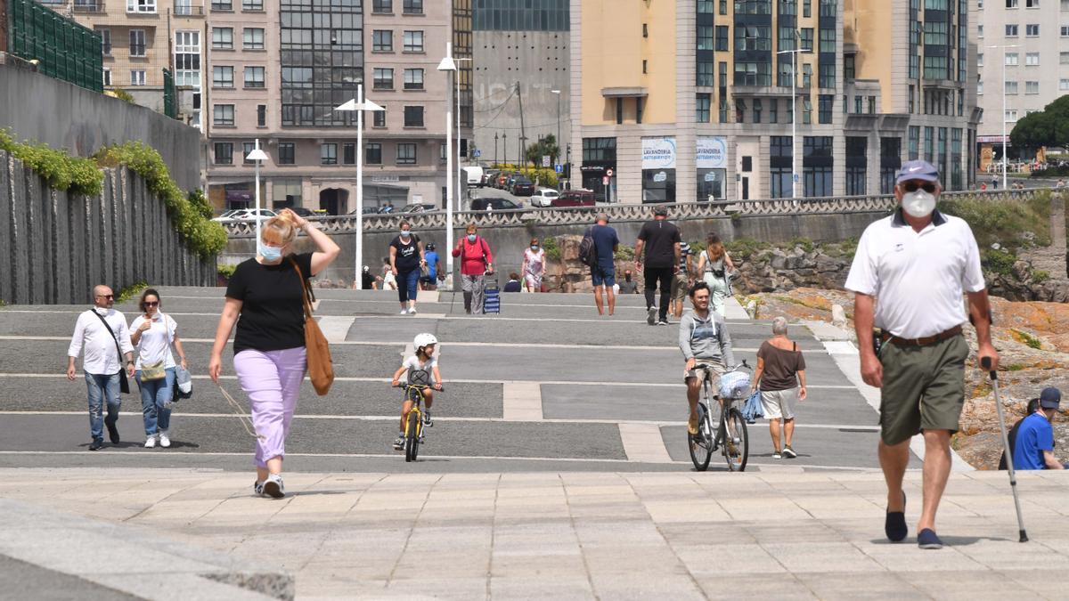 Ciudadanos en un tramo del paseo marítimo de A Coruña .