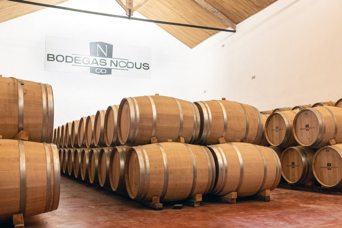 Bodegas Nodus cuenta con una nueva sala de barricas, donde descansan los vinos de autor de la familia.