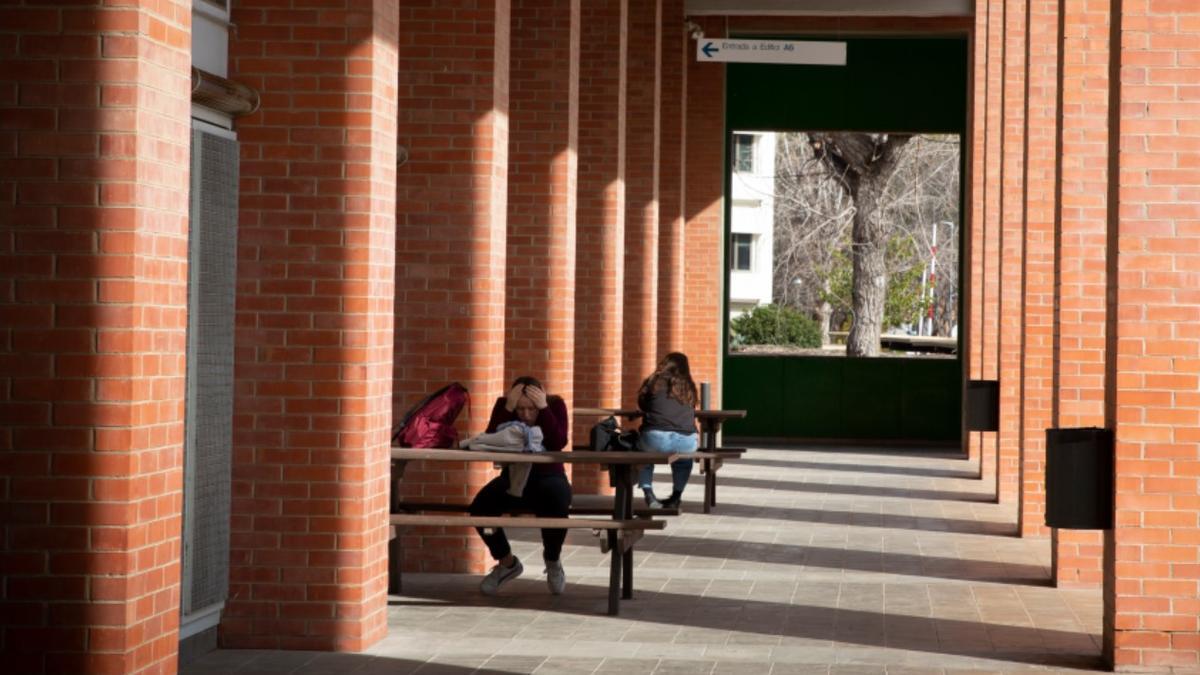 Dos estudiantes, en uno de los campus de la UPC.