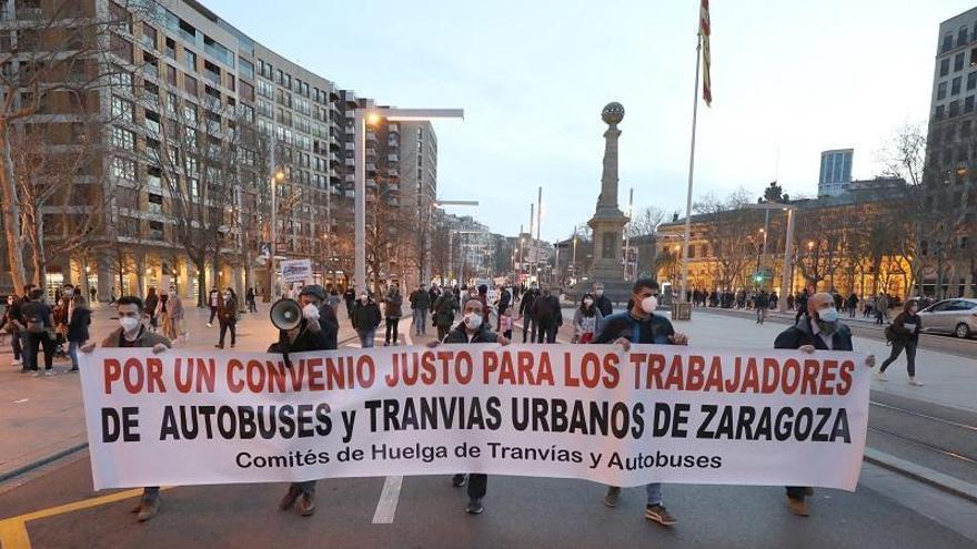 Los trabajadores del bus urbano y el tranvía de Zaragoza realizarán una caravana reivindicativa este jueves