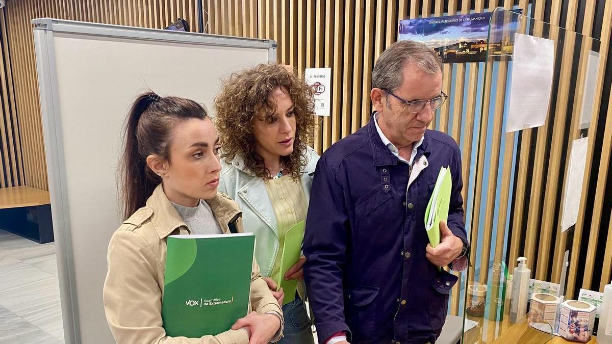 Inés Checa y Eduardo Gutiérrez, durante la interposición del recurso de alzada. En el centro, la asesora jurídica, Laura Galán.