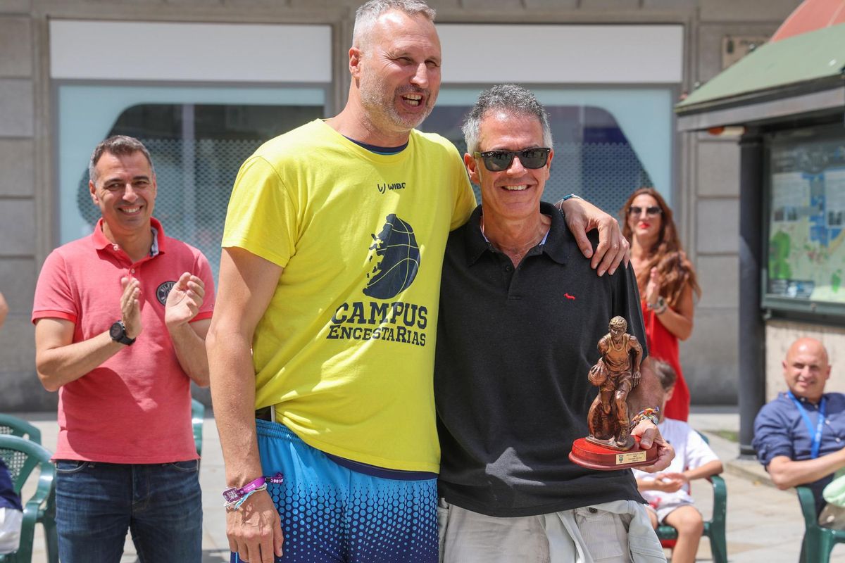 Francisco Fernández recibiendo el trofeo al jugador coin Mejores Valores en la Pista de manos de Iván Villar.