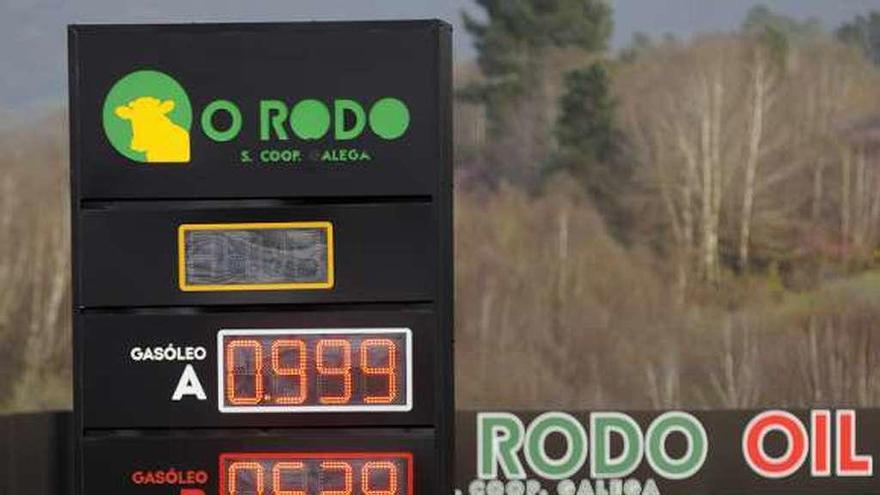 Poste con los precios de combustibles, en O Rodo. // Bernabé/Javier Lalín