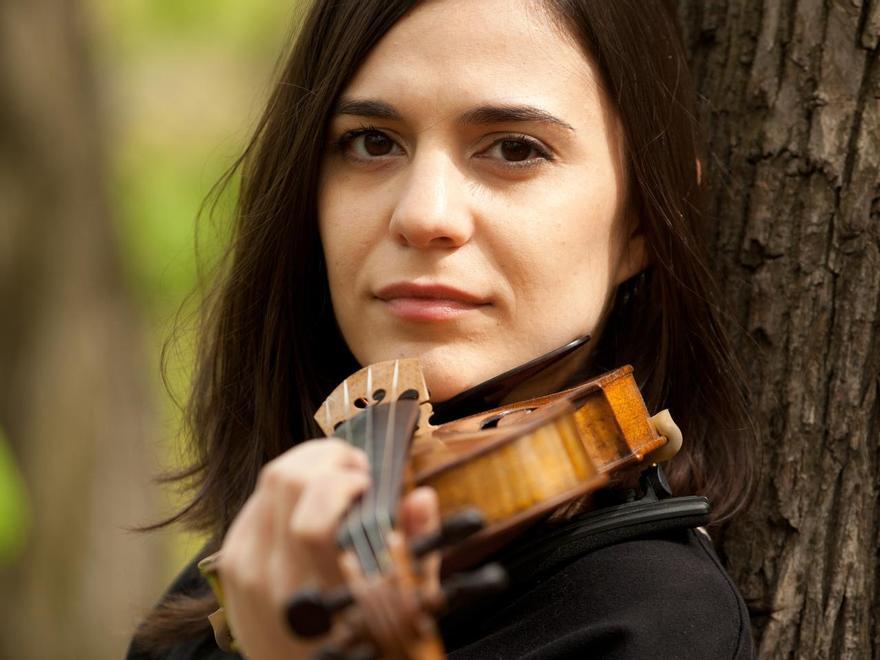 La violinista Gergana Gergova participa como profesora invitada e intérprete del concierto final.