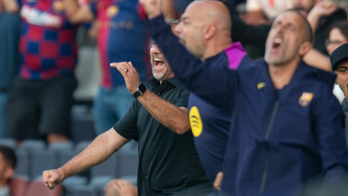 Hansi Flick hace un corte de mangas mientras celebra el gol del triunfo tras ser expulsado en Montjuïc.