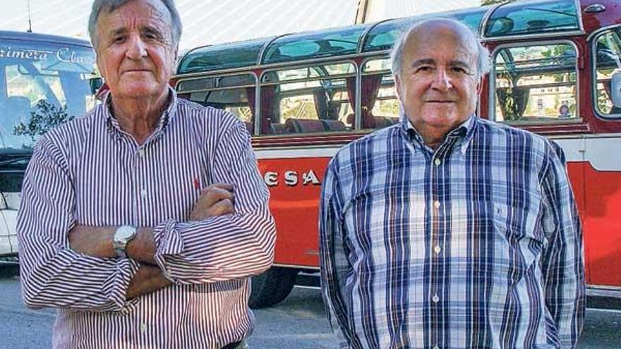 Edelmiro (izquierda) y Manuel Cuiña, frente a dos de sus autocares. // FdV