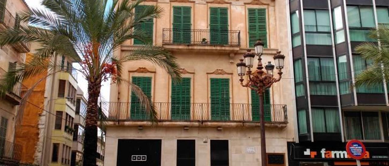 Uno de los edificios históricos situados en la plaza de Sa Bassa de Manacor.