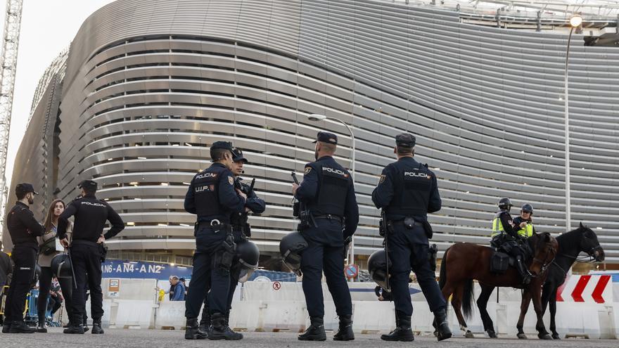 Agentes de la Policía Nacional, a las puertas de un estadio.