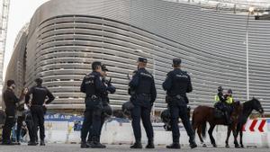 Imagen de archivo del dispositivo policial en el estadio Santiago Bernabéu antes de un partido de Liga de Campeones. EFE/ Sergio Pérez