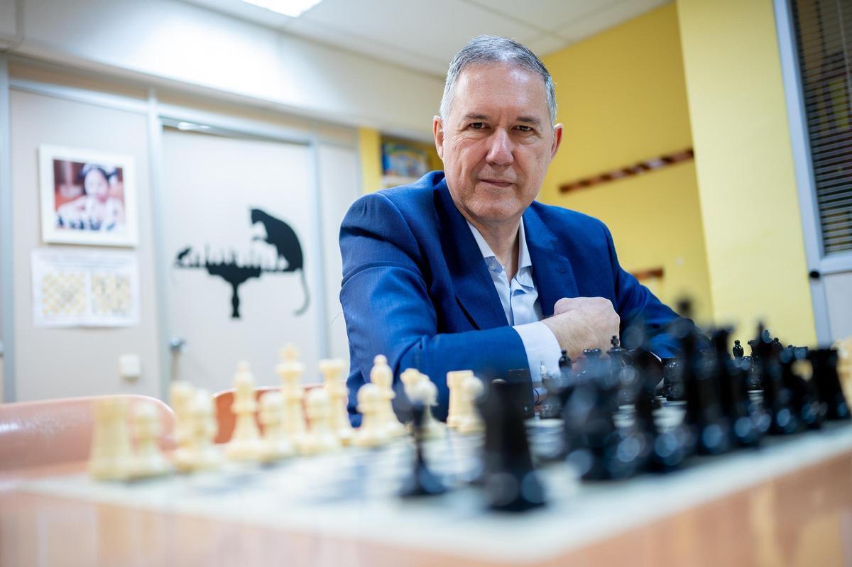 Barcelona 25.03.2026 Entender Más Miguel Illescas fotografiado en su escuela de ajedrez en el barrio de Gràcia.