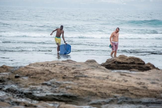 Dia de lunes festivo en la Playa del Confital