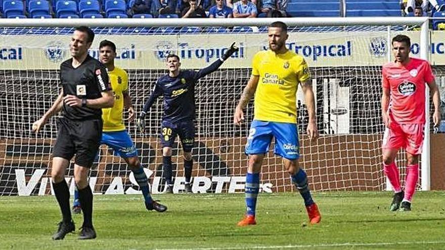 Gerard Valentín (dcha.), cedido por el Deportivo en el Lugo, ayer frente a Las Palmas.