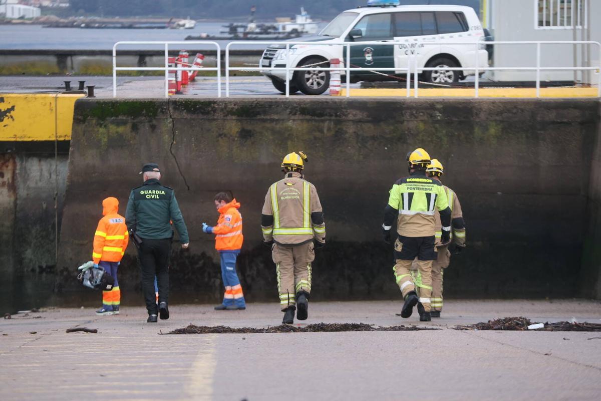 Bombeiros de O Salnés durante un operativo en la comarca.