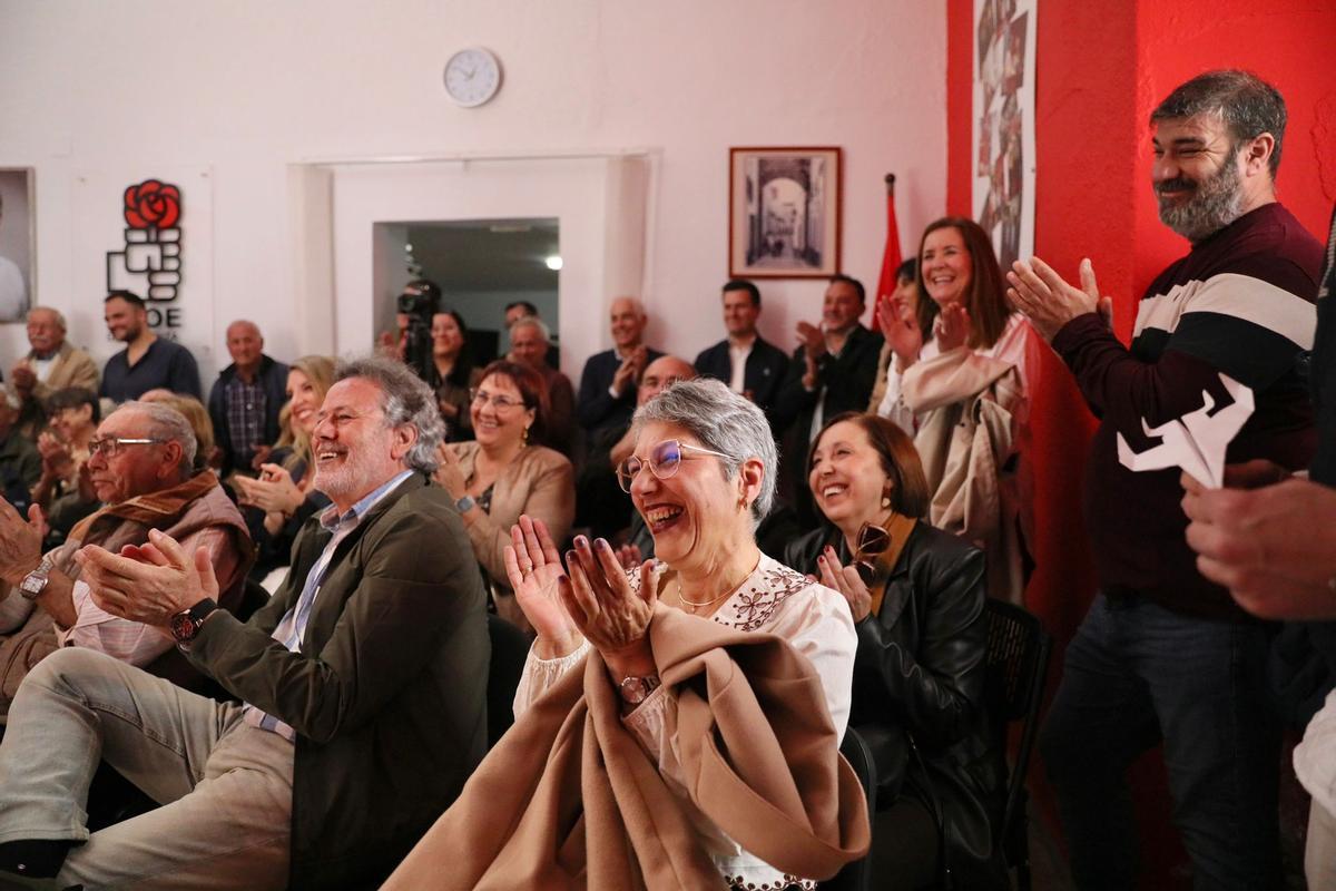 Militantes y simpatizantes, durante el acto celebrado este domingo en la Casa del Pueblo de Olivenza.