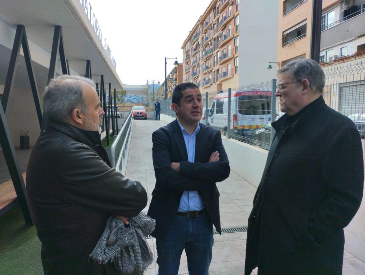 El alcalde de Alcoy, Toni Francés, y el expresidente de la Generalitat Ximo Puig, junto con el concejal Jordi Martínez, a las puertas de tanatorio.