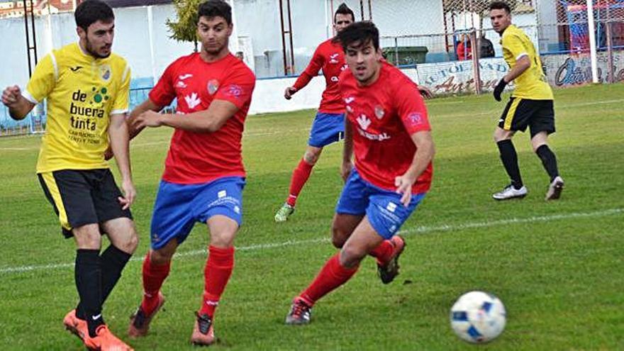 Varios jugadores del CD Benavente disputan el balón.