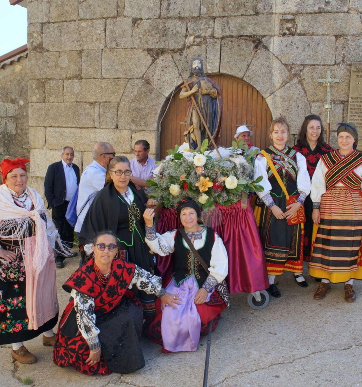 Ataviados con los trajes regionales, algunos visitantes posan junto a la imagen. | Ch. S.