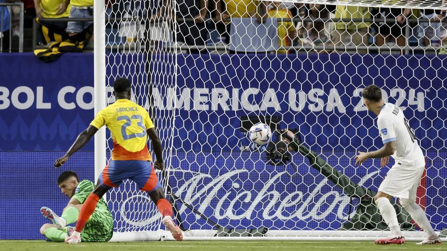 Lerma anota el único gol en el Uruguay-Colombia.