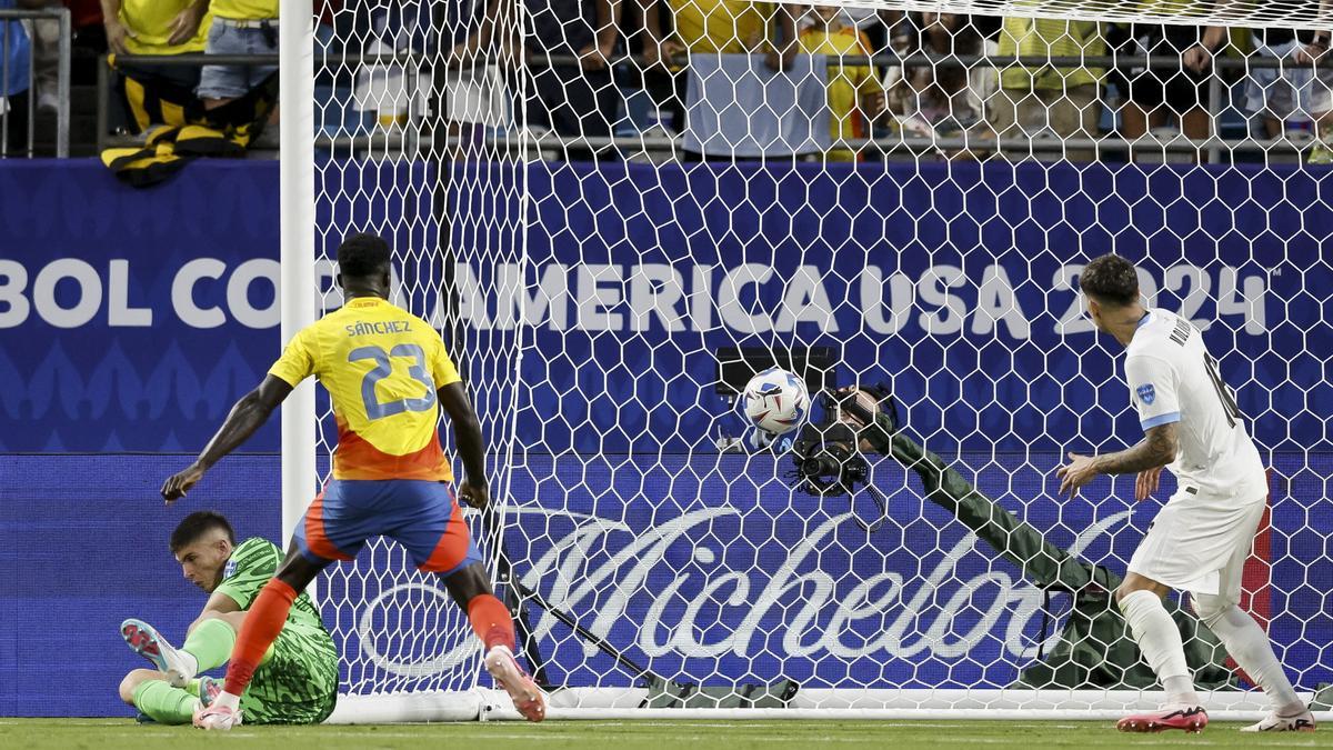 Colombia anota el gol de la victoria ante Uruguay en la semifinal de la Copa América.