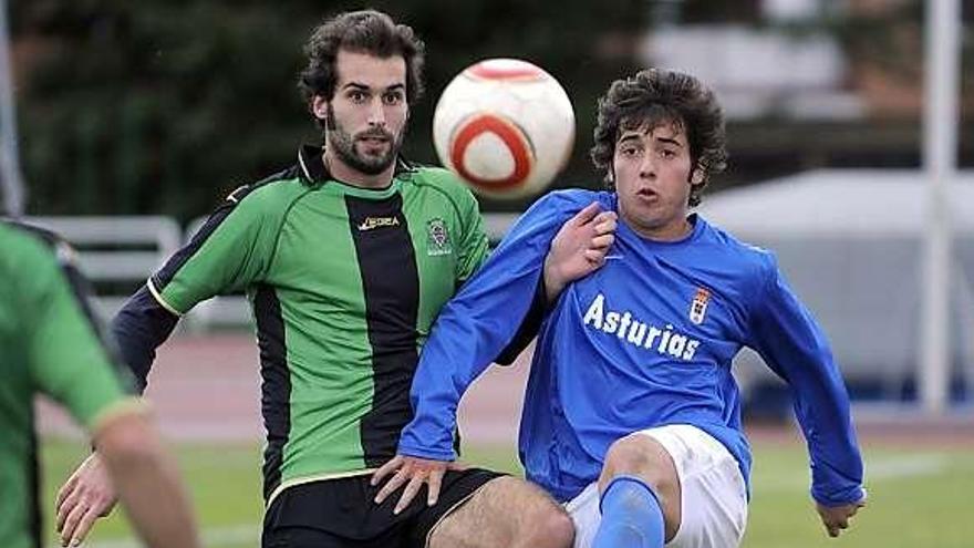 Una disputa por el balón en el Universidad-Oviedo B.