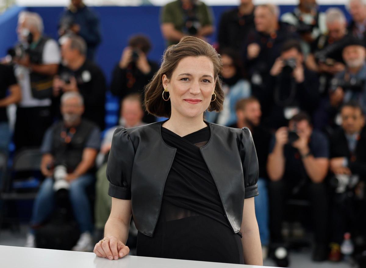 Carla Simón y el equipo de Romería posan en Cannes