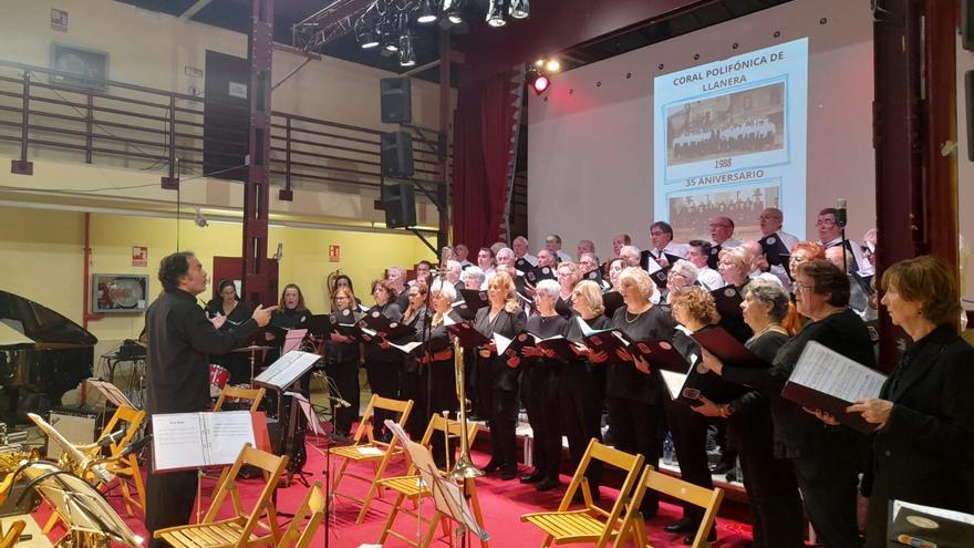 El concierto del 35º aniversario de la Coral Polifónica de Llanera, en imágenes