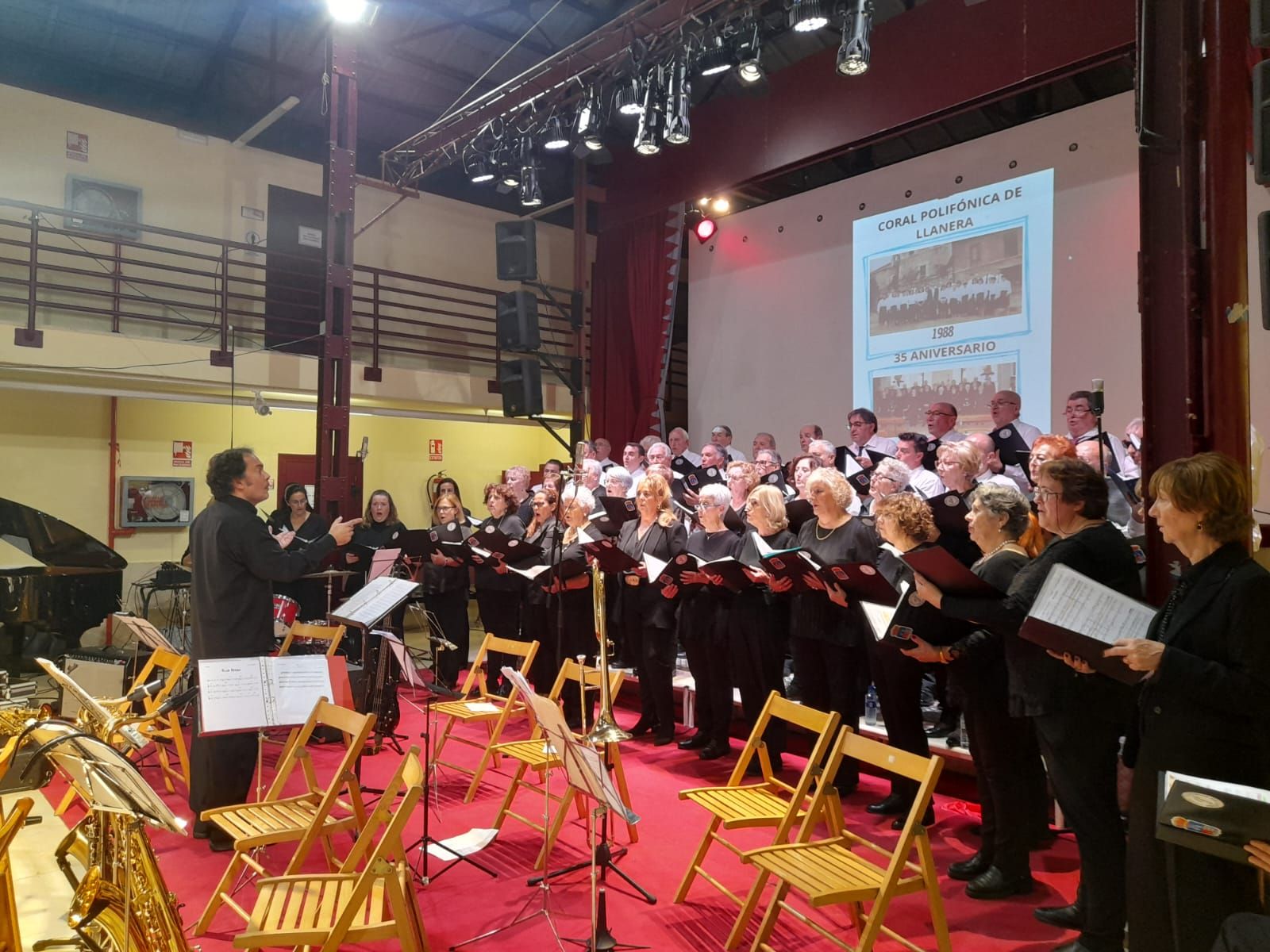 El concierto del 35º aniversario de la Coral Polifónica de Llanera, en imágenes