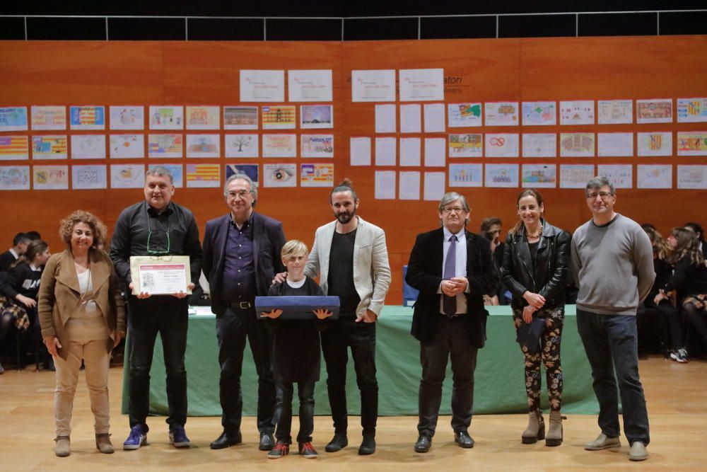 Once estudiantes galardonados en los premios de dibujo y redacción del Parlament