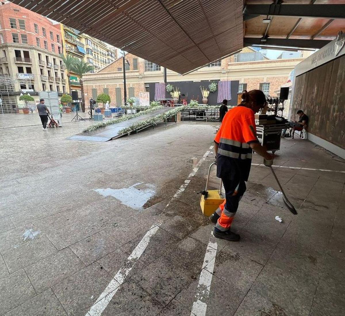 Una barrendera trabajando en los alrededores del Mercado Central