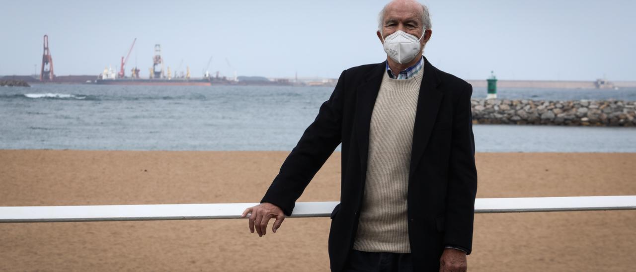 Fernando Menéndez Rexach, ayer, en el Paseo de Vicente Álvarez Areces, con la playa de Poniente tras él y con el puerto de El Musel al fondo.