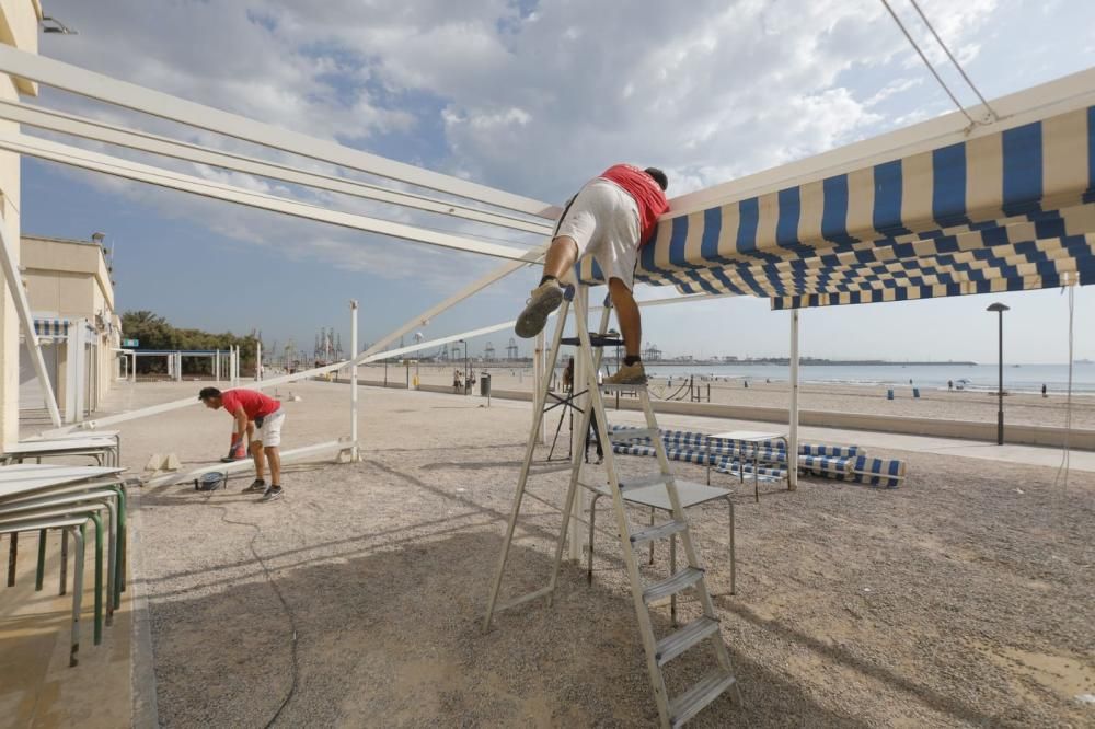 Desmontaje de las terrazas de ocho restaurantes de Pinedo y el Saler.