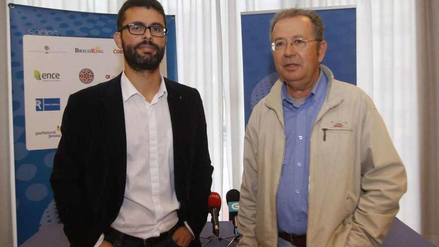 Xosé Henrique Vázquez (i.), autor del informe, y Albino Prada, del Foro Económico de Galicia. // Alba Villar