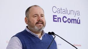 El portavoz de Catalunya en Comú, Joan Mena, en rueda de prensa este lunes.