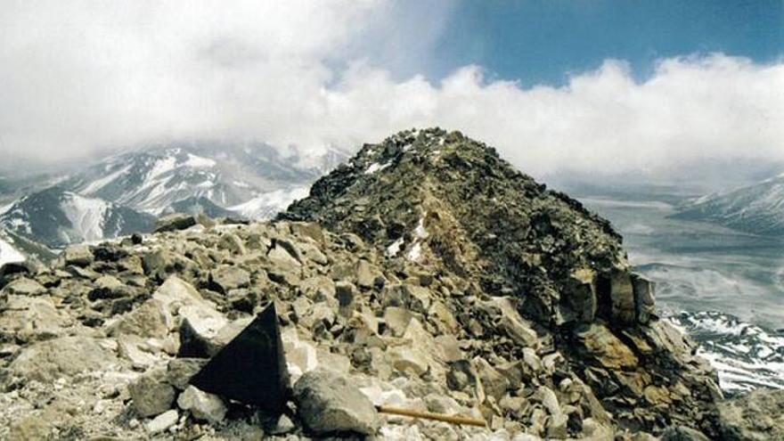 Un alpinista español espera ser rescatado en los Andes