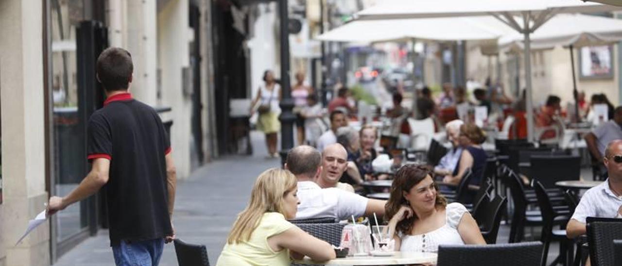 Veladores en la calle Castaños, uno de los ejes del popular «tardeo».