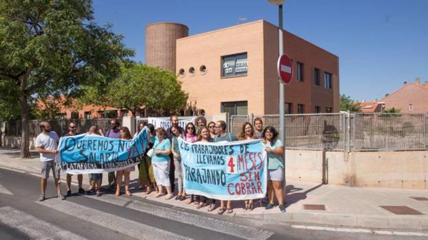 La huelga en la Asociación de Enfermos Mentales deja sin servicio a 90 usuarios